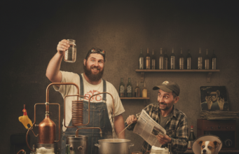 Продажи легального алкоголя в России значительно упали из-за популярности самогона